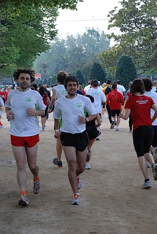 Dous membros do Riguilete preparándose para a "Cursa dels Bombers" o domingo 5 de abril. (Foto de Julio Quintas)