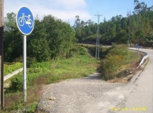 Imaxe dun dubidoso carril bici ou, se cadra, carril "mountain-bike"