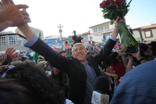 Sócrates festexando na rúa a vitoria