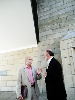 Anxo Guerreiro e Manuel Cabezas, antes da conversa, na entrada do CGAC