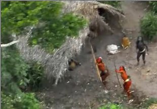 Tribo amazónica atacando unha avioneta