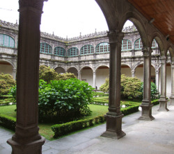 O claustro confórmase por 300 representantes dos diversos sectores da comunidade universitaria