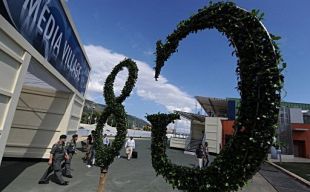 Gardas de seguridade vixían as inmediacións do lugar de reunión, esta cuarta feira en L'Aquila