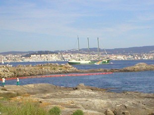 O Rainbow Warrior, fronte á costa canguesa / Foro Social de Cangas