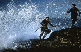 Percebeiros na Illa de Ons, outra das zonas galegas que dan moi bo marisco / Imaxe: A Garazo (flickr)