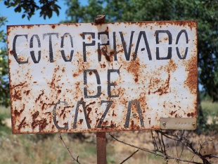 Un cartaz que marca un couto de caza, algo oxidado / Flickr:  Nathan Wind as Cochese